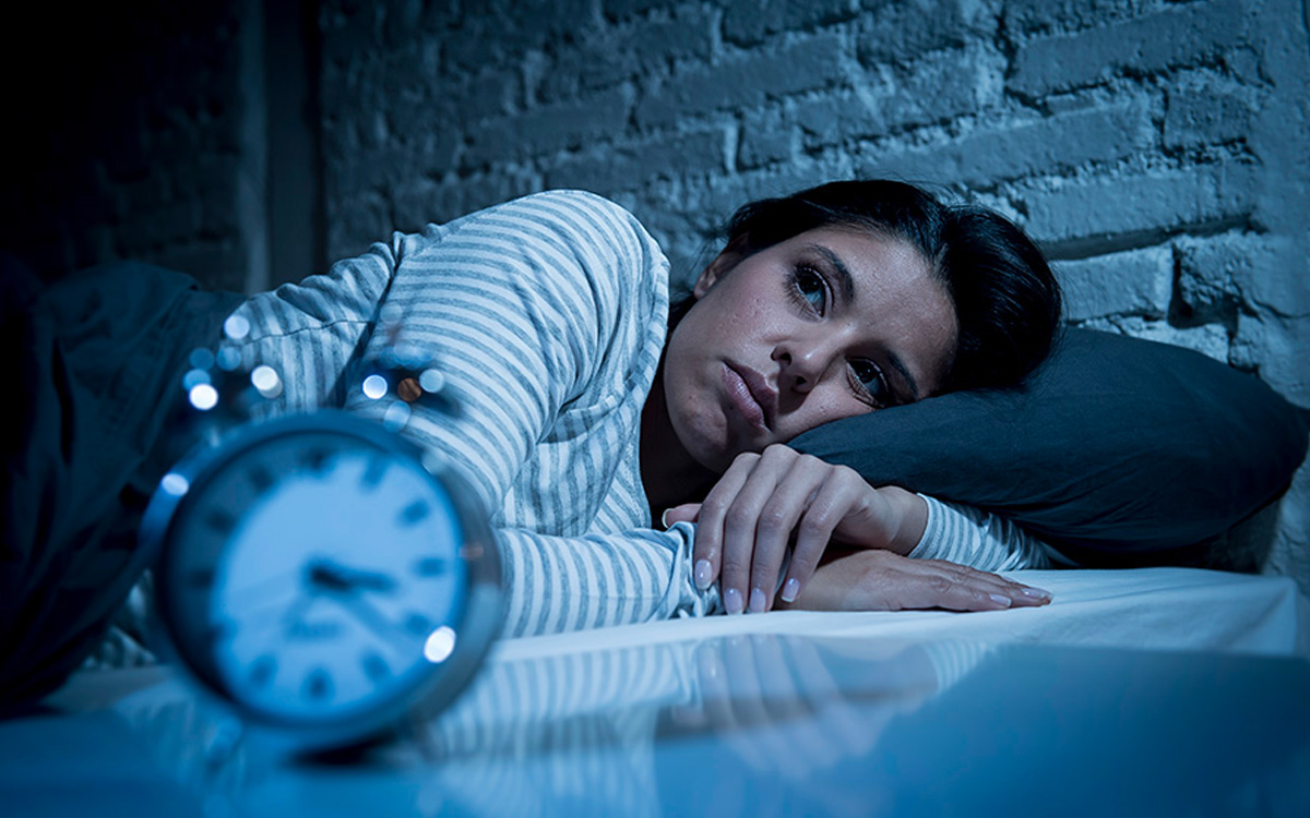 El insomnio es contagioso: cómo los problemas laborales afectan el sueño de los trabajadores y sus parejas