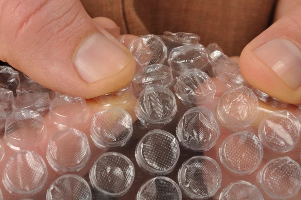 Por qué no debes explotar el plástico de burbujas, aunque sea tentador
