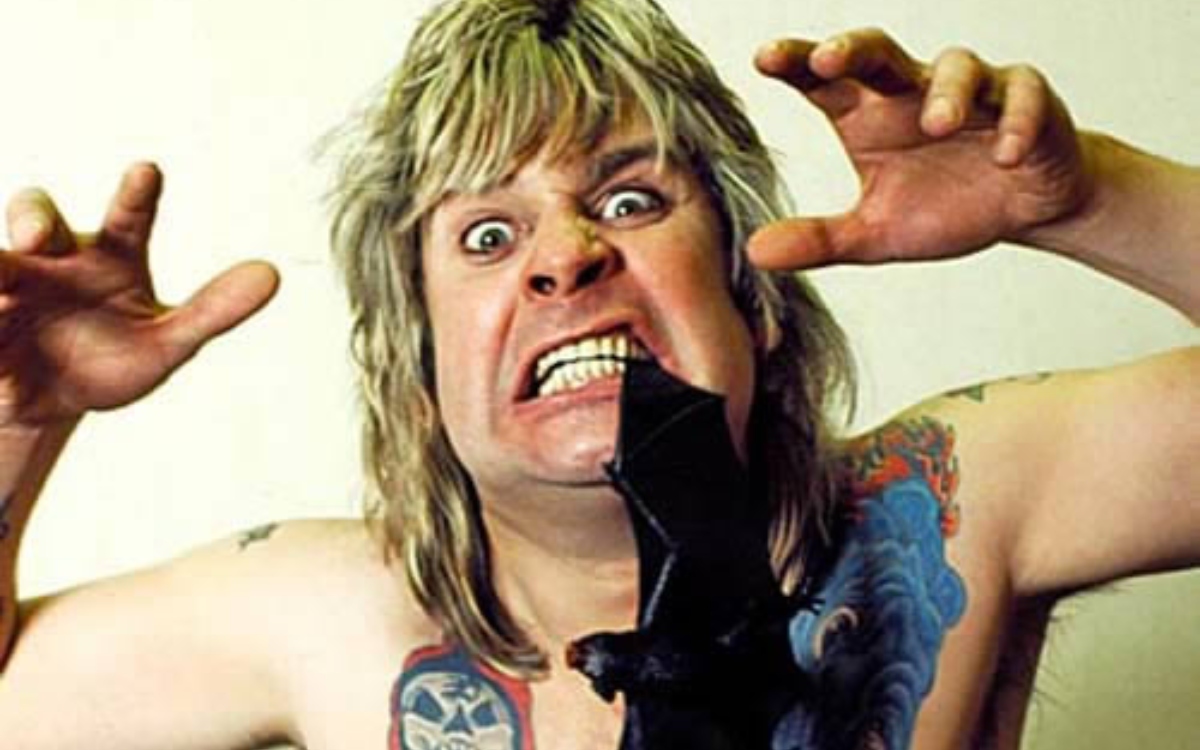 Sí, Ozzy Osbourne realmente mordió la cabeza de un murciélago… y no era de utilería