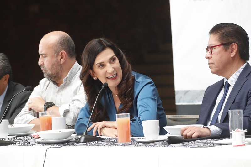 Kenia López quiere que el Congreso deje de ser cueva oscura y se vuelva casa de cristal