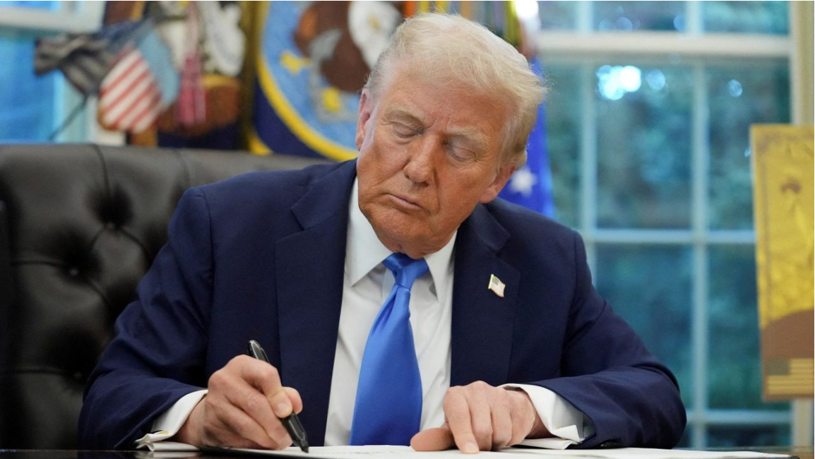 Trump impone aranceles del 10% a la madera y 25% a muebles importados