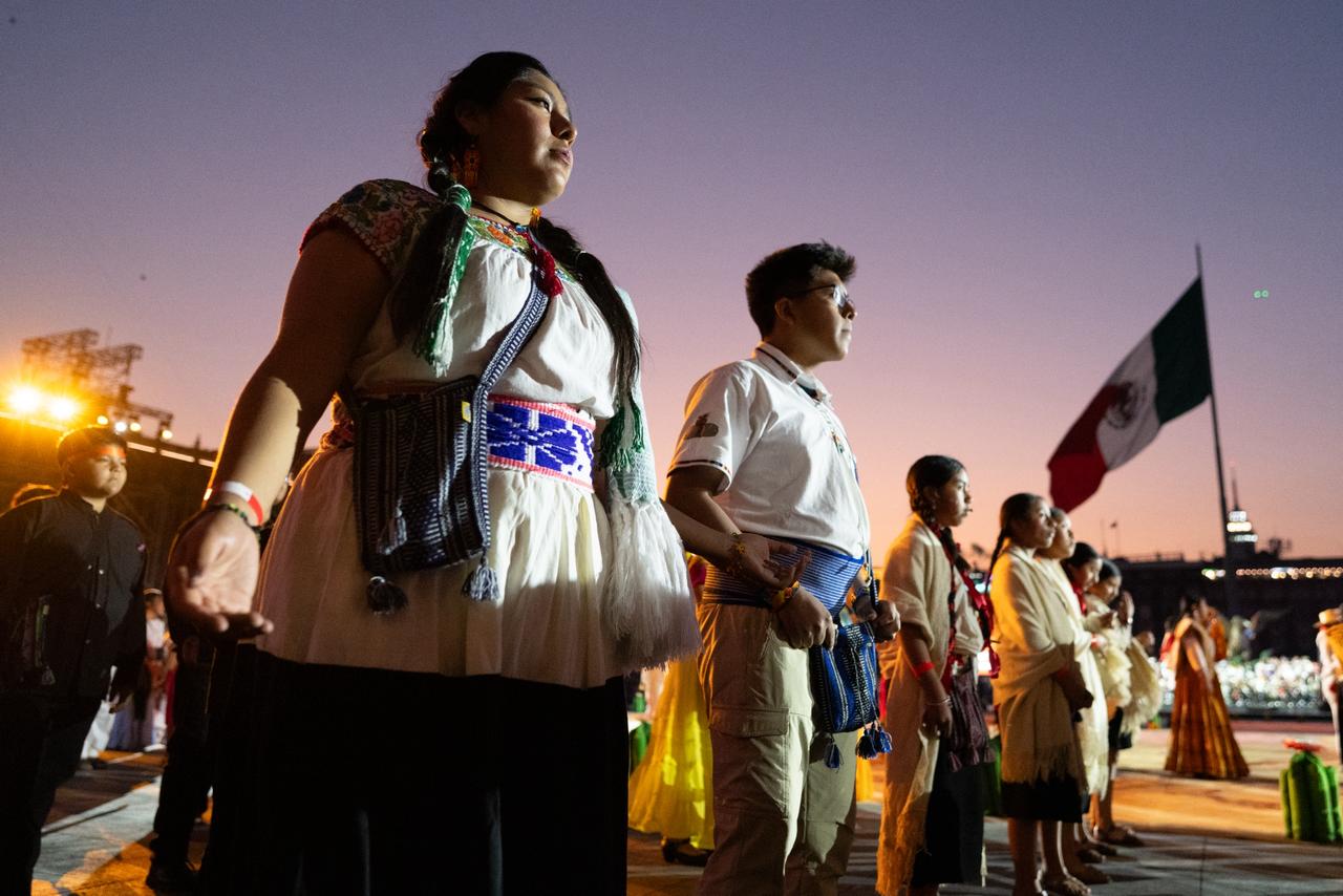 Niñez indígena llena el Zócalo en homenaje a lenguas originarias