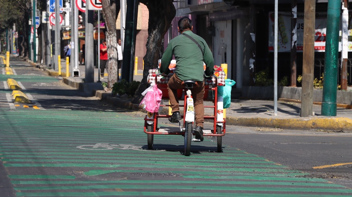 El arte de no morir en la México-Tacuba: Guía de supervivencia para ciclistas urbanos